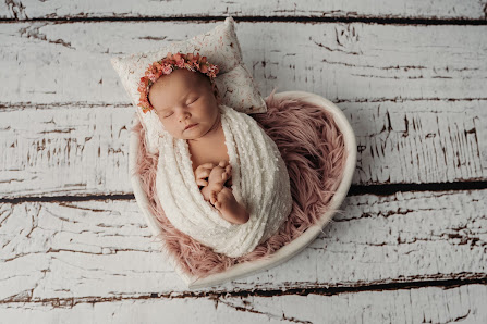 Babyfotograf kleines Kunstwerk Schwangerschafts - und Neugeborenenfotografie
