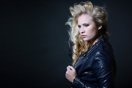 Carina Häusler - Fotografin • Hair & Make Up Artist • Make Up Kurse • Brautstyling