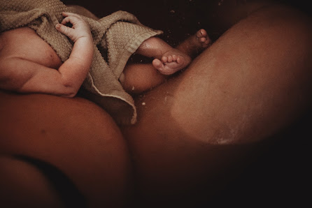 geburtsreportage hamburg | geburtsfotografie . wochenbett . skin to skin
